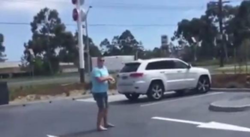 圖一：澳大利亞男子發(fā)飆的樣子被兩個兒子偷拍，并將視頻取名為“憤怒的老爹”上傳至網(wǎng)絡(luò)。