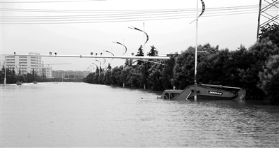 6月28日，南京暴雨致云臺(tái)山河漫堤，祿口機(jī)場(chǎng)高速雙向封閉 供圖/CFP