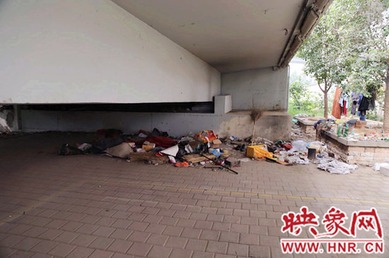 流浪漢在高架橋下居住，靠撿垃圾為生。