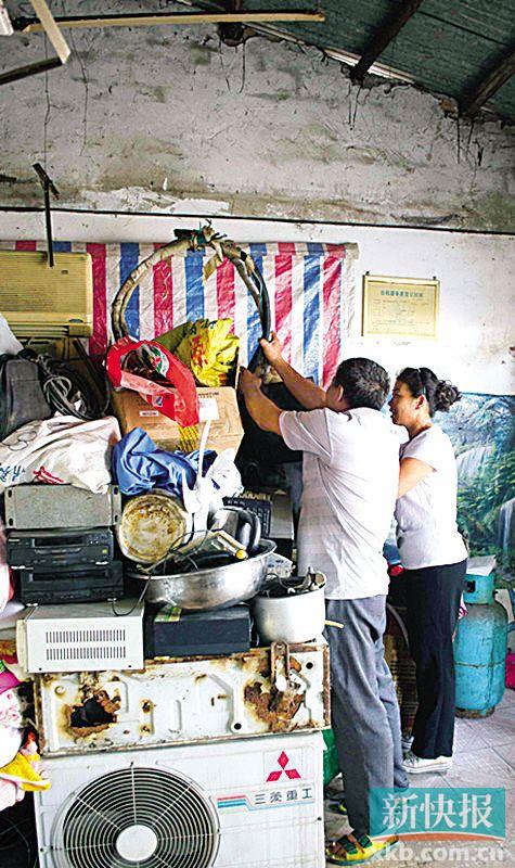 劉伯與妻子李姨在收拾剛回收的幾件小電器。