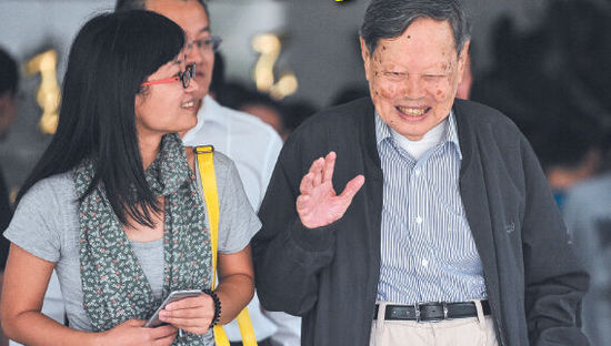 9月18日，楊振寧在合肥參觀中國科大近代物理系時接受記者采訪。記者卞世鵬/攝