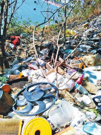 常莊水庫(kù)周邊垃圾隨處可見(jiàn)