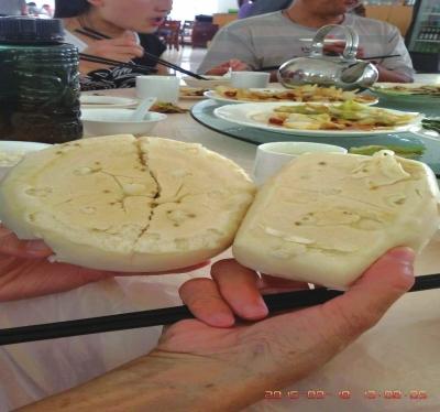 在參加山西游行程中，體驗員發(fā)現(xiàn)團餐中的饅頭已經(jīng)發(fā)霉。視頻截圖