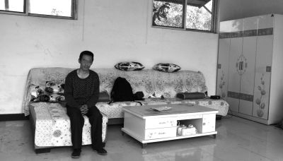 交完彩禮錢，牛志忠?guī)缀跎頍o分文，家里的沙發(fā)、茶幾、衣柜都是凌光輝買的。京華時報記者張恒攝