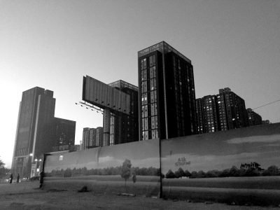 荒地西、南、北三面被2米多高的圍欄圍住。