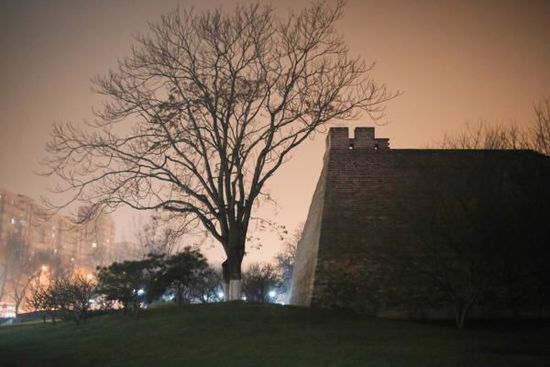 2015年12月20日，北京。霧霾之中，燈光之下的明長(zhǎng)城遺址公園。