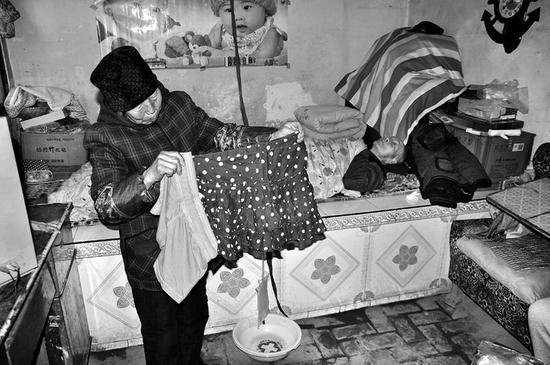 給爺爺?shù)芥?zhèn)上領(lǐng)過冬的福利，卻領(lǐng)回短裙短褲