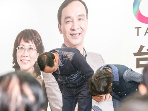 國民黨明天下午將召開臨時中常會，決定由誰擔任代理主席。圖為朱立倫與王如玄上午到競選總部，向支持自己競選的志工們一一致意，感謝他們的陪伴。圖片來源：臺灣《聯(lián)合報》