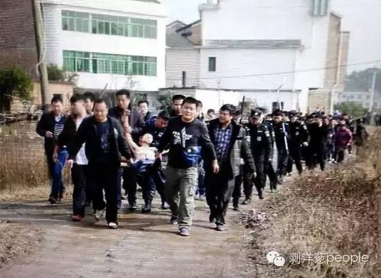 聶露勇被抓獲時畫面。