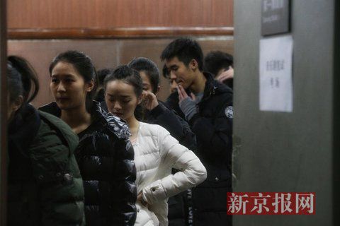 音樂劇系考生在備考區(qū)域等待考試。新京報記者 周崗峰 攝