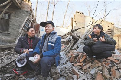 2014年1月，取保候?qū)彽乃螤?zhēng)光和父母看著殘敗的房子，默默流淚