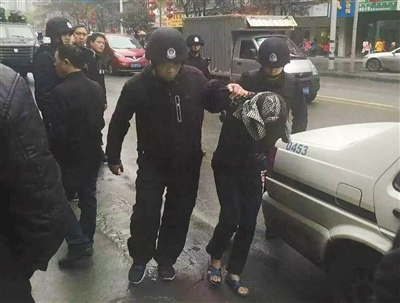 達州市警方押解剛被抓獲的犯罪嫌疑人褚思練（裹頭巾者）。 本組圖片/新華社