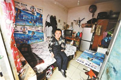 早晨收拾停當(dāng)后，李大鵬準(zhǔn)備前往地鐵賣藝