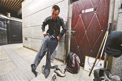 只有在賣藝時(shí)，李大鵬才會(huì)換上破舊的衣服