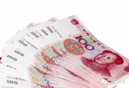 按照4月1日起上海執(zhí)行的月最低工資標(biāo)準(zhǔn)2190元計(jì)算，勞動(dòng)者在5月1日當(dāng)天加班，每天的加班工資至少有302元。如果3天都加班、不調(diào)休，加班工資至少有704元。