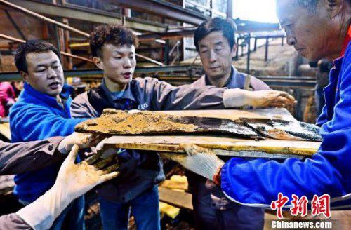 圖為南昌西漢?；韬钅怪鳂∈铱脊虐l(fā)掘現(xiàn)場出土了一組漆器“屏風(fēng)”。　郭晶 攝