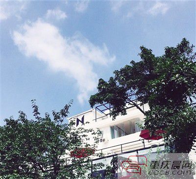 書店外觀設(shè)計感十足。