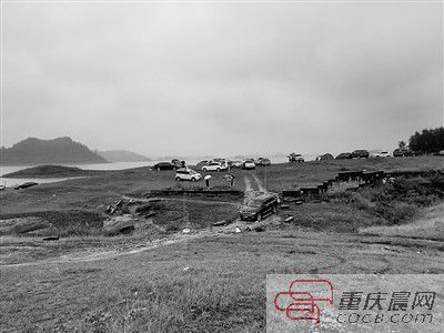 10日，約30輛自駕車被困在長壽湖的這片湖灘上。