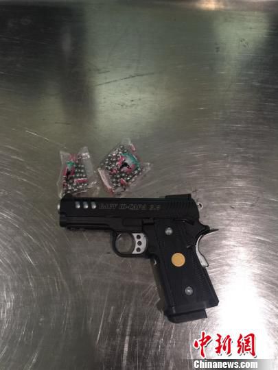 圖為查獲的空氣動(dòng)力槍和鋼珠彈。　鐘欣　攝