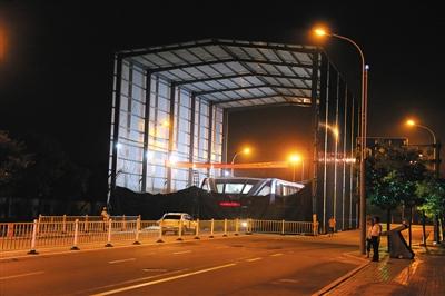 昨日夜間，河北北戴河，“巴鐵”1號試驗地，工作人員正在對車體進行施工檢修。