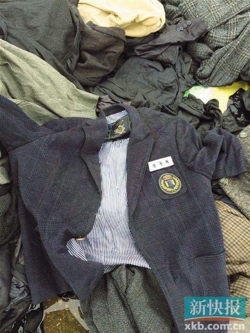 現(xiàn)場查獲的一件韓國校服。 鄭雁虹/攝