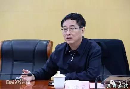 通報(bào)指出，張洪寶眼看著幾年前還不知名的個(gè)體老板搖身一變成為大企業(yè)家，心里既艷羨又發(fā)酸，滋生了“我為他們贏得了好的發(fā)展機(jī)遇，收些款物就權(quán)當(dāng)是對(duì)我這些年辛勤工作的一種補(bǔ)償”的念頭。于是他開始熱衷于與身邊的企業(yè)老板拉拉扯扯、勾肩搭背，剛開始只是幾頓飯、幾張卡，日積月累，越陷越深，不給錢不辦事，給了錢才辦事，在東麗人稱