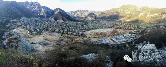 河北淶水“青青小鎮(zhèn)”1-6期全景圖，上百棟別墅組成的別墅群依山而建。部分山體被炸平，準(zhǔn)備建起聯(lián)排雙拼別墅。    新京報記者 大路 攝