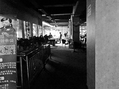 在關(guān)嶺縣，臺球廳成了輟學(xué)孩子消磨時光的最好去處 攝影/本報記者 楊寶璐