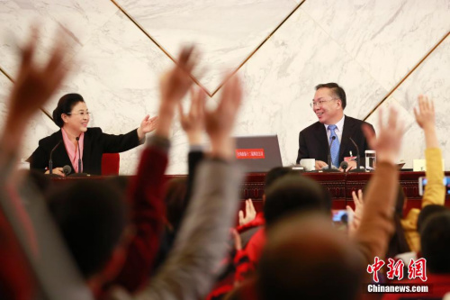 資料圖：2016年3月2日，全國政協(xié)十二屆四次會(huì)議新聞發(fā)布會(huì)在北京人民大會(huì)堂舉行，大會(huì)新聞發(fā)言人王國慶(右)回答中外記者提問。中新社記者 盛佳鵬 攝