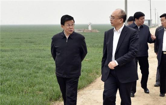 4月3日至4日，河北省委書記、省人大常委會主任趙克志，省委副書記、省政府黨組書記許勤在雄安新區(qū)調(diào)研。這是趙克志、許勤4日實(shí)地察看雄安新區(qū)核心區(qū)概貌。 圖片來源：河北新聞網(wǎng)