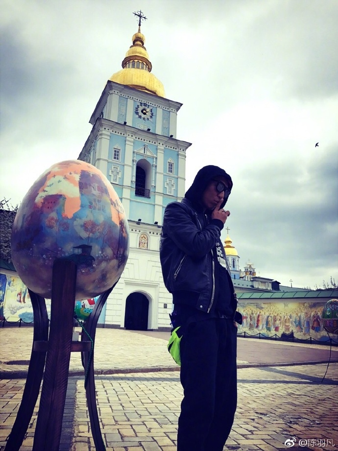 陳羽凡微博曬照，照片中做出閉嘴的手勢(shì)