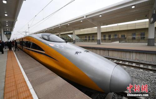 資料圖：2017年3月21日，新型CRH380AJ--0203動車組列車“黃醫(yī)生”從蘭州西車站高速場上線，開始檢測寶蘭客專蘭州西站至東岔站間334公里高鐵行車設備，寶蘭客專（蘭州局管段）聯(lián)調聯(lián)試正式啟動。楊艷敏 攝