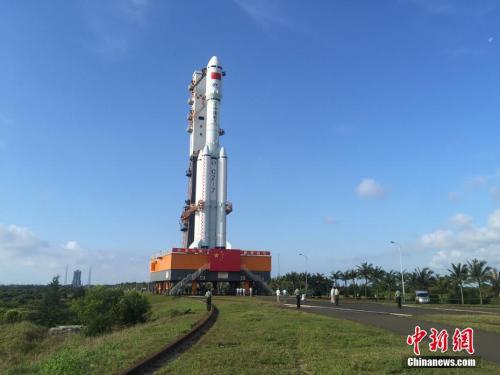 4月17日7時30分，承載著長征七號遙二運載火箭與天舟一號貨運飛船組合體的活動發(fā)射平臺，垂直轉運至發(fā)射區(qū)，標志著“天舟一號”飛行任務正式進入發(fā)射階段。閆寧 攝