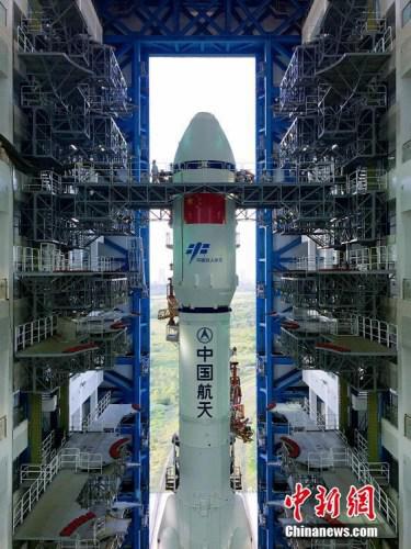 垂直轉運的順利完成，標志著“天舟一號”飛行任務正式進入發(fā)射階段。張文軍 攝