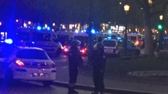 據(jù)英國廣播公司（BBC）消息，巴黎警方稱，巴黎中部發(fā)生槍擊事件，一名警察死亡，另一名受傷。