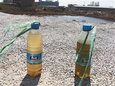 左側(cè)水樣取自化肥廠滲坑經(jīng)過治理的部分，顏色較淺；右側(cè)水樣取自同一滲坑未經(jīng)治理的部分，顏色更深。