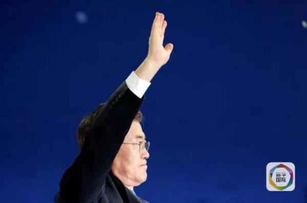 目前民調(diào)領(lǐng)先的共同民主黨候選人文在寅方面當(dāng)天上午表示，強(qiáng)行在星州部署“薩德”的做法“無(wú)視國(guó)民意愿和程序”，實(shí)際上切斷了下屆政府針對(duì)“薩德”相關(guān)政策的判斷余地。