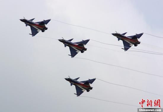 資料圖：殲-10表演機。<a target='_blank'  _fcksavedurl='http://www.chinanews.com/' _fcksavedurl='http://www.chinanews.com/'>中新社</a>發(fā) 申進科 攝