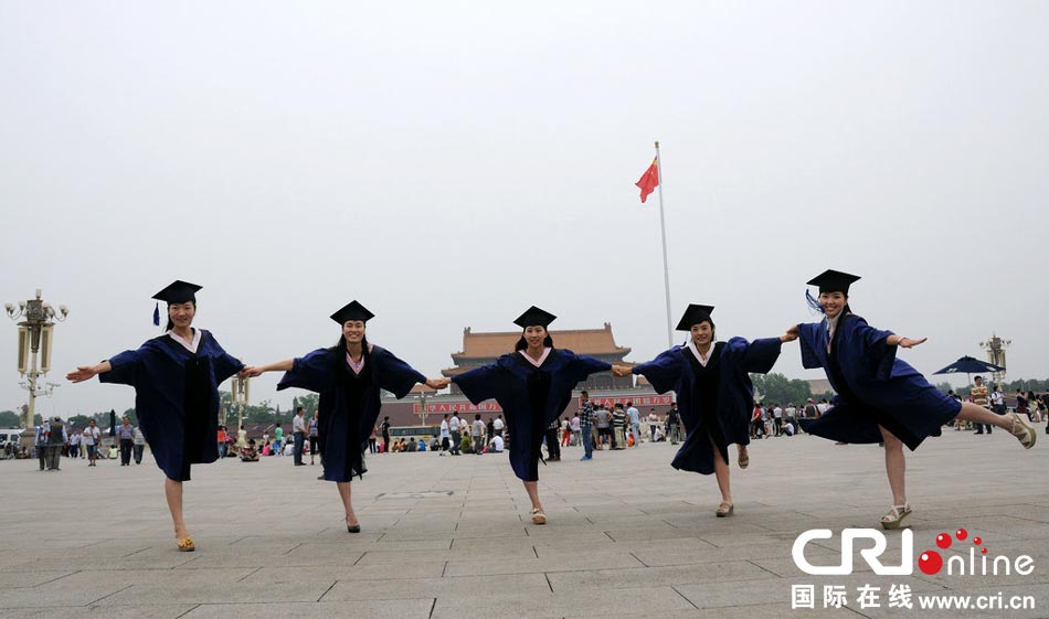 幾名打?qū)W生天安門廣場(chǎng)創(chuàng)意留影。圖片來(lái)源：金聞/CFP