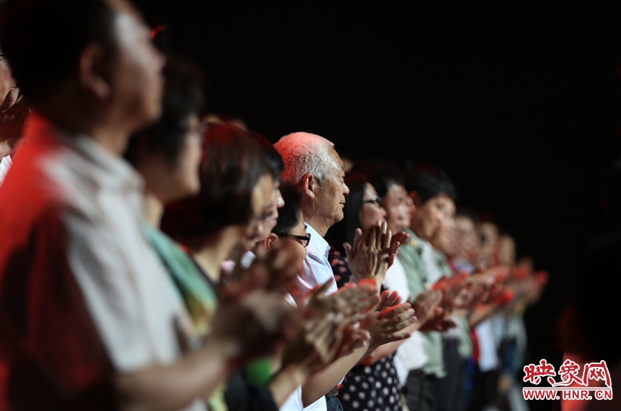 中央電視臺“時(shí)代楷?！卑l(fā)布廳，觀眾起立為“編外雷鋒團(tuán)”鼓掌。
