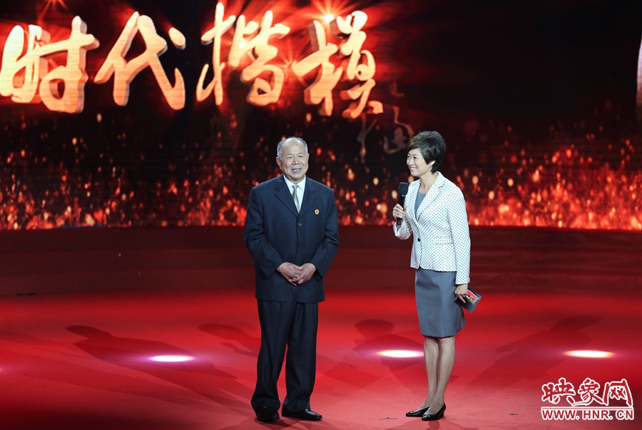 河南鄧州“編外雷鋒團(tuán)”團(tuán)長，在“時(shí)代楷?！卑l(fā)布廳接受敬一丹訪問。