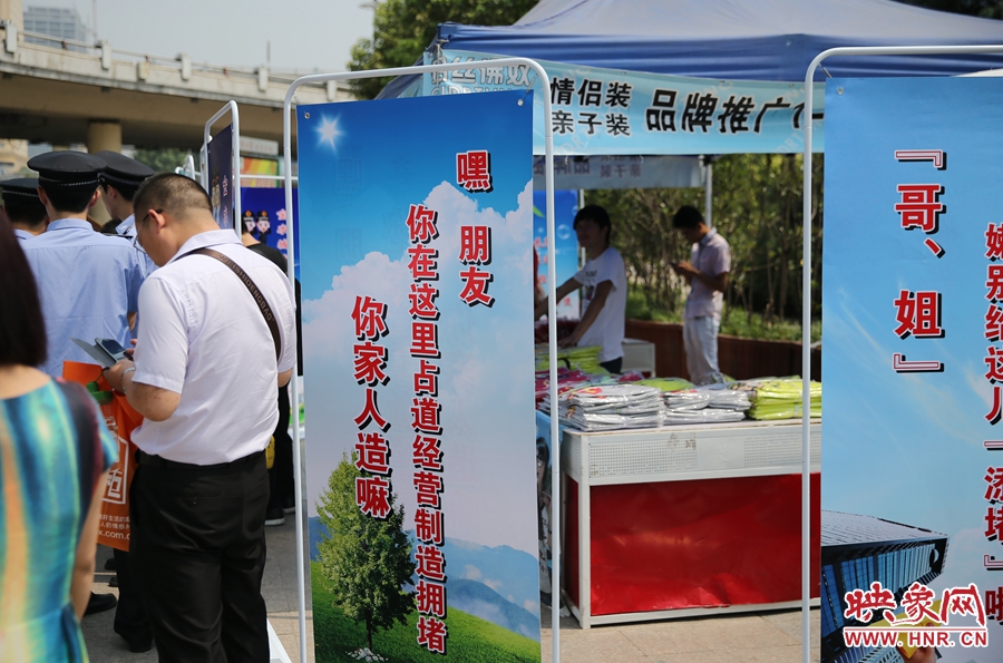 你在這里占道經(jīng)營“你家人造（知道）嘛？”