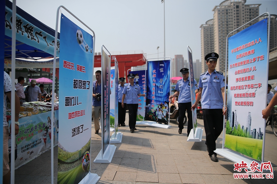 “平日里地鐵口出出入入，總得閃轉(zhuǎn)騰挪......”