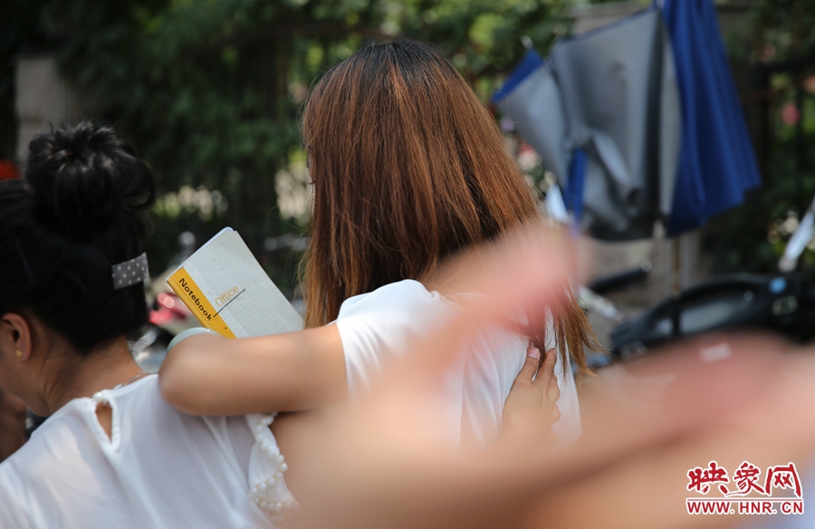 兩名看守?cái)偽坏呐⒁娪浾吲恼针x開現(xiàn)場。