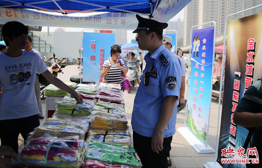 執(zhí)法人員勸導(dǎo)看守?cái)偽坏娜藛T搬離，停止非法占道經(jīng)營。