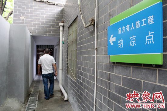 在每一處納涼點(diǎn)均有醒目標(biāo)志，市民可就近前往。