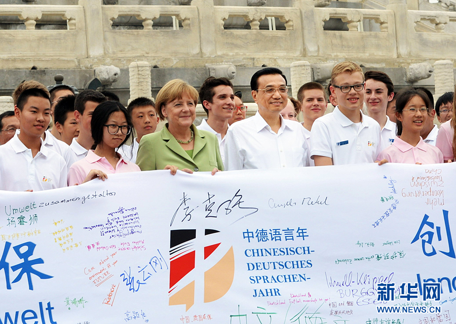 李克強同默克爾與青少年在天壇祈年殿前合影留念。