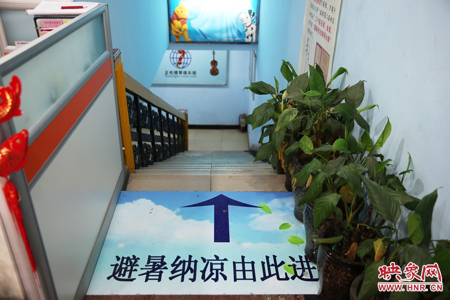 金水區(qū)人防（珠江琴行）納涼點(diǎn)入口處的明顯標(biāo)識(shí)。