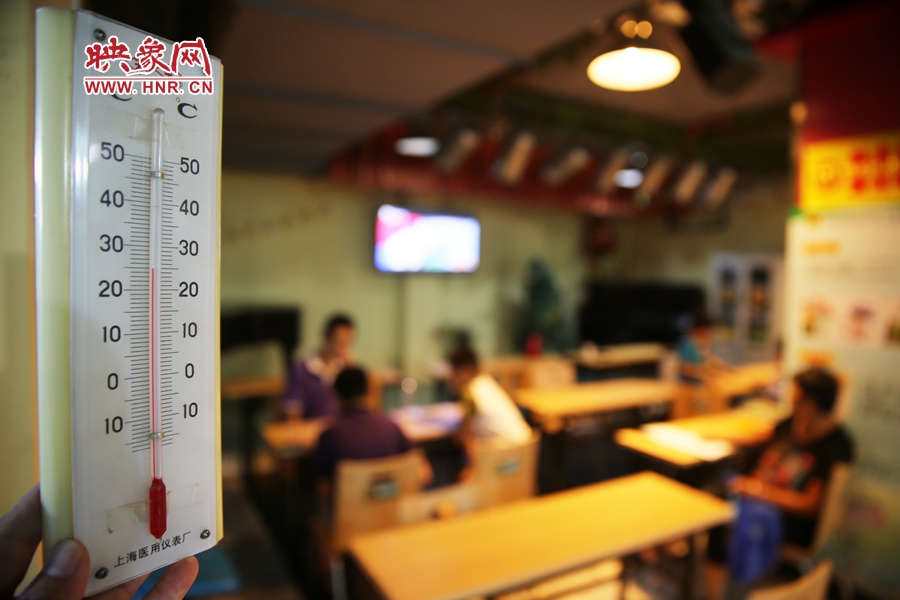 金水區(qū)人防辦（珠江琴行）納涼處，市民在25度的室內(nèi)玩棋牌。