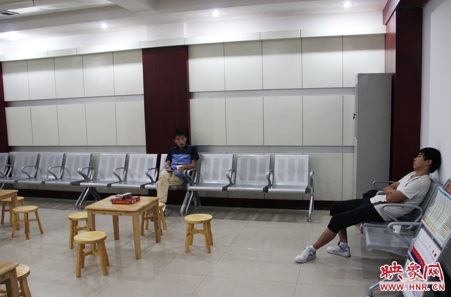 中原區(qū)人防納涼場(chǎng)所（桐柏路與中原路交叉口），市民在22度的室內(nèi)休息，并配有棋牌和飲用水。